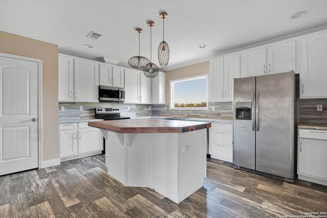 228 County Road 4647, Hondo, TX 78861