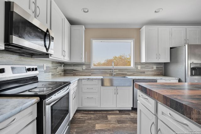 228 County Road 4647, Hondo, TX 78861