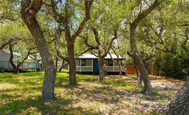 805 Rowe St, Rockport, TX 78382