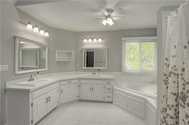 6913 RED OAK Drive, Shawnee, KS 66217