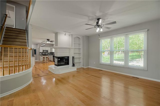 6913 RED OAK Drive, Shawnee, KS 66217