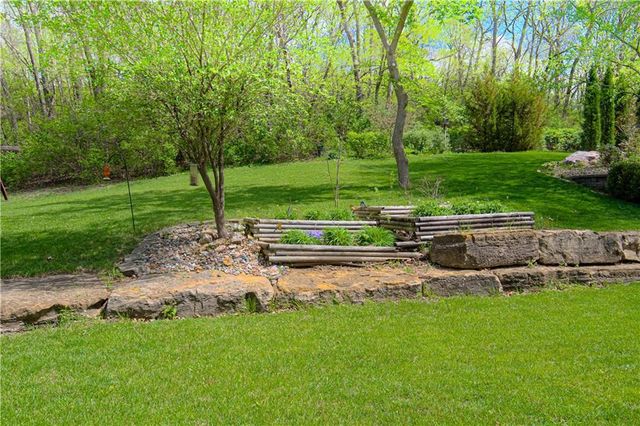 6913 RED OAK Drive, Shawnee, KS 66217