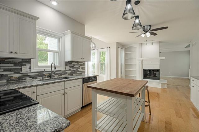 6913 RED OAK Drive, Shawnee, KS 66217