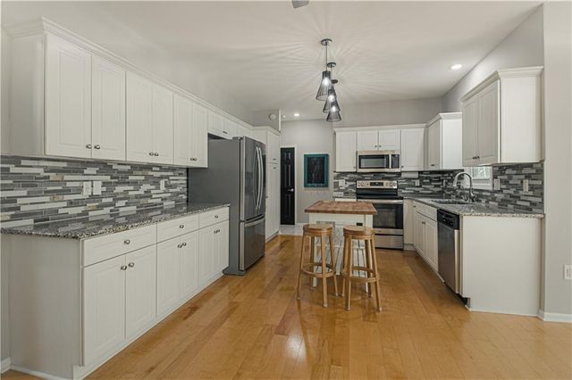 6913 RED OAK Drive, Shawnee, KS 66217