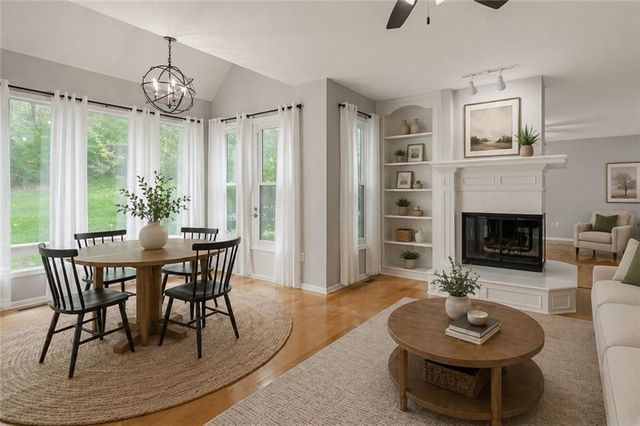 6913 RED OAK Drive, Shawnee, KS 66217