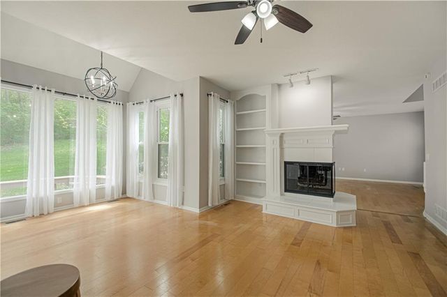 6913 RED OAK Drive, Shawnee, KS 66217