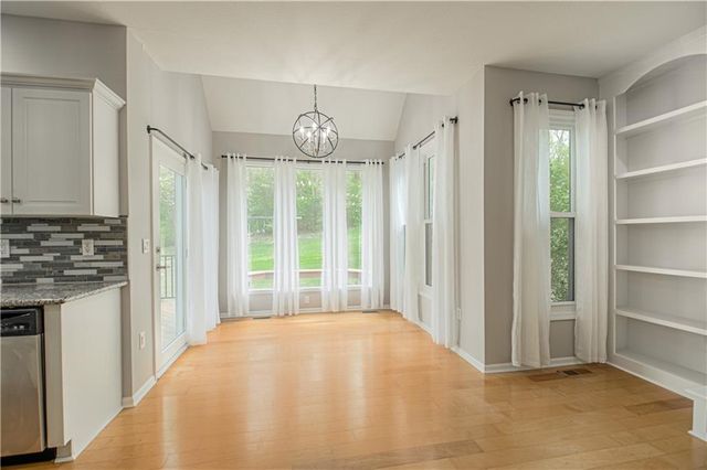 6913 RED OAK Drive, Shawnee, KS 66217