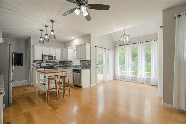 6913 RED OAK Drive, Shawnee, KS 66217