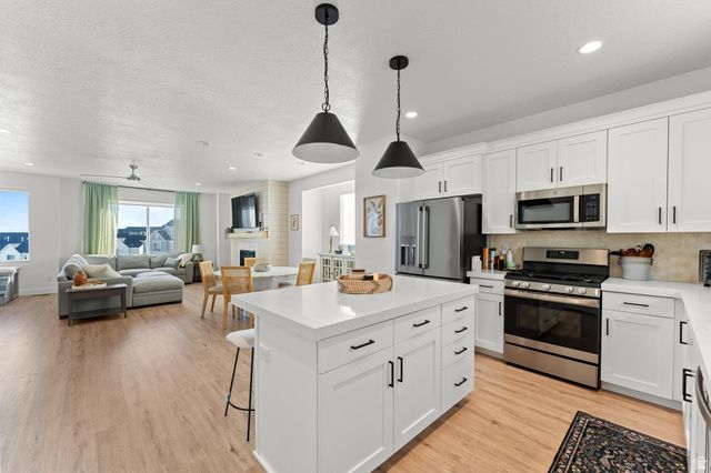 1022 W SHADOW BROOK LN, Lehi, UT 84048