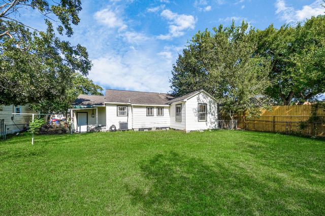 1203 17th Avenue N, Texas City, TX 77590