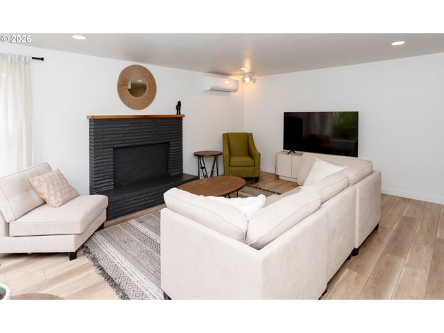 675 HUGHES St, Eugene, OR 97402