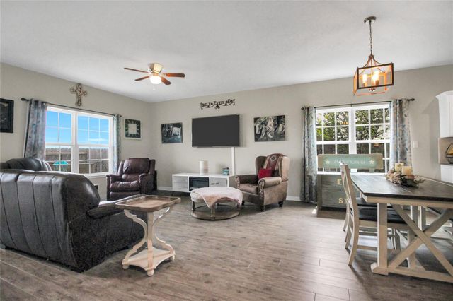 617 W Sheldon Ave, Thrall, TX 76578