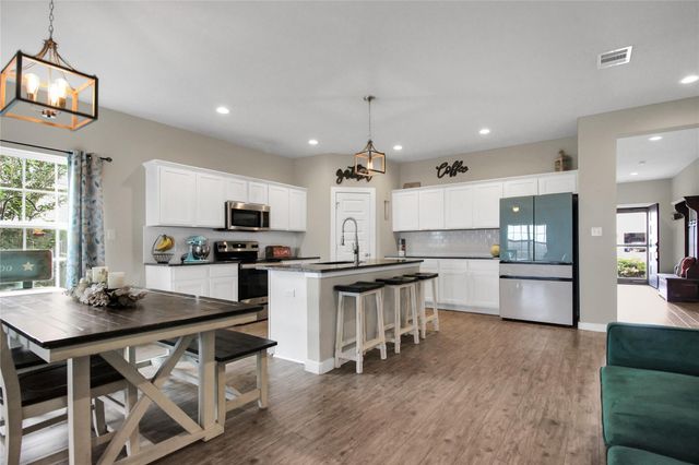 617 W Sheldon Ave, Thrall, TX 76578