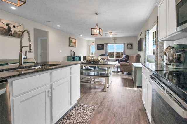 617 W Sheldon Ave, Thrall, TX 76578