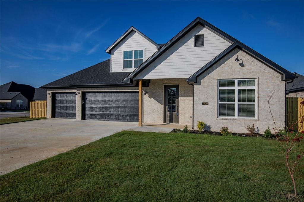 1309 Carrara Street, Tontitown, AR 72762