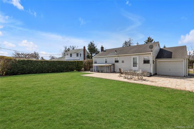 8 E Gate, Plainview, NY 11803