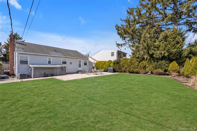 8 E Gate, Plainview, NY 11803