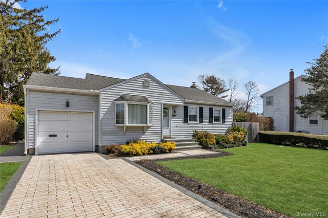 8 E Gate, Plainview, NY 11803