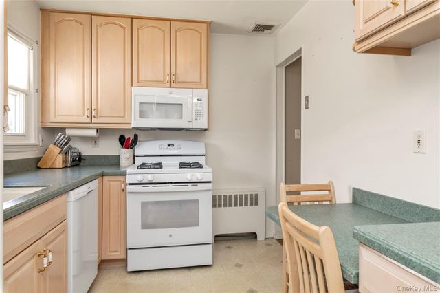 8 E Gate, Plainview, NY 11803