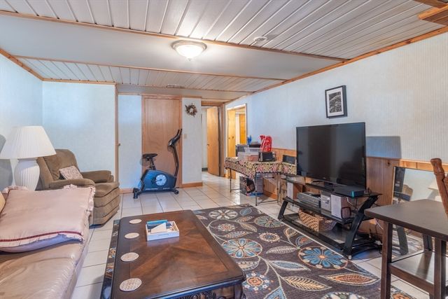 1205 Northampton St, Holyoke, MA 01040