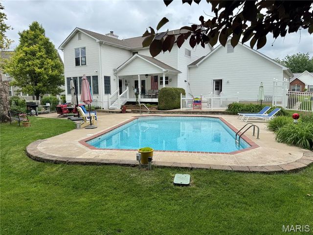 225 E Governor Place, St Charles, MO 63301