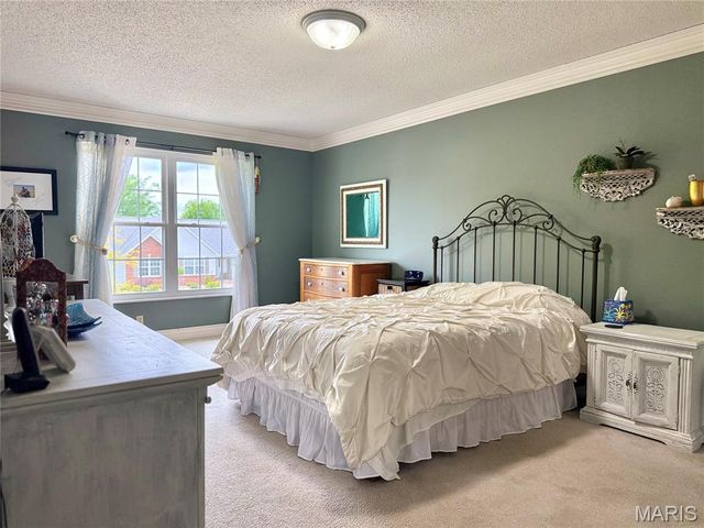225 E Governor Place, St Charles, MO 63301