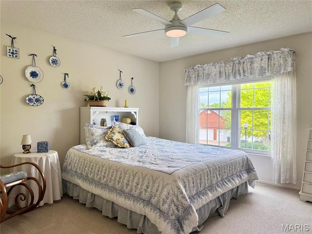 225 E Governor Place, St Charles, MO 63301