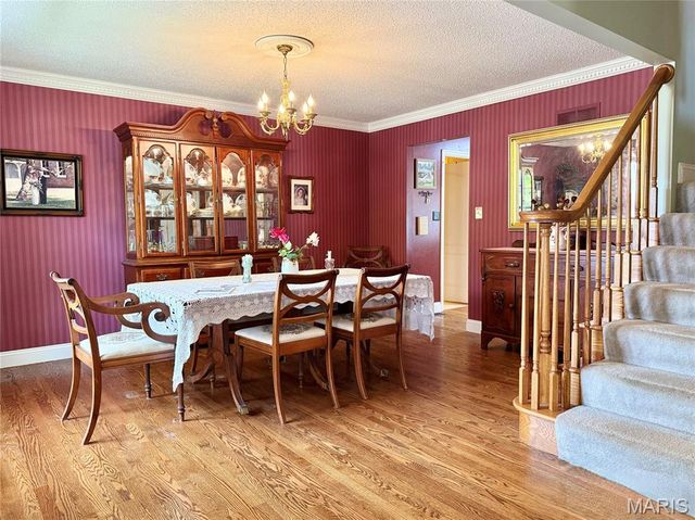 225 E Governor Place, St Charles, MO 63301