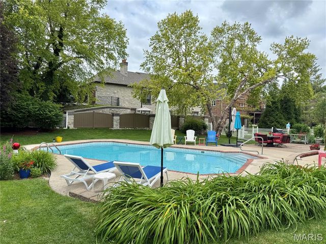 225 E Governor Place, St Charles, MO 63301