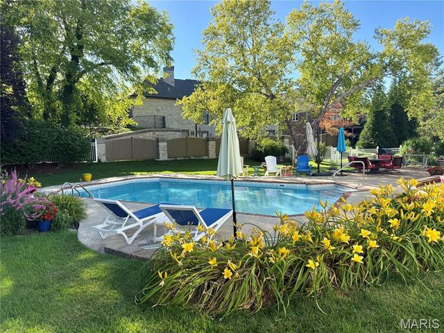 225 E Governor Place, St Charles, MO 63301