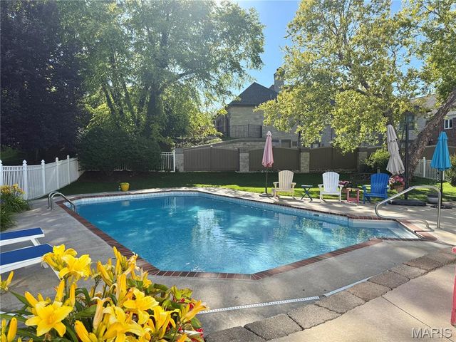 225 E Governor Place, St Charles, MO 63301