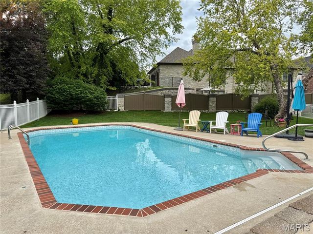225 E Governor Place, St Charles, MO 63301
