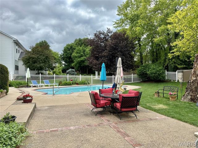 225 E Governor Place, St Charles, MO 63301