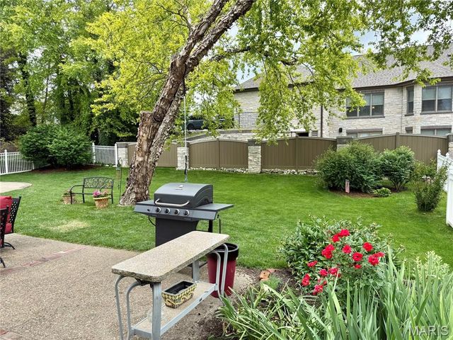 225 E Governor Place, St Charles, MO 63301