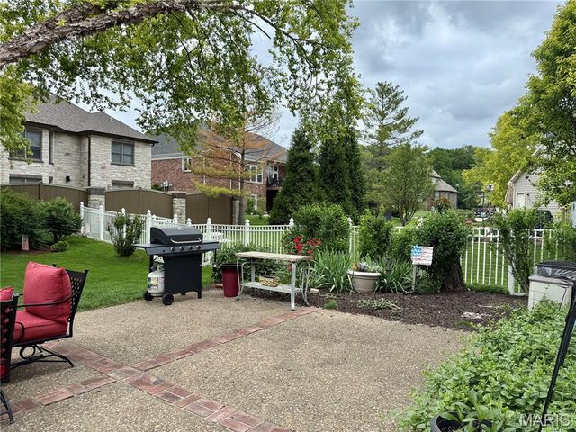 225 E Governor Place, St Charles, MO 63301