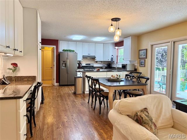 225 E Governor Place, St Charles, MO 63301