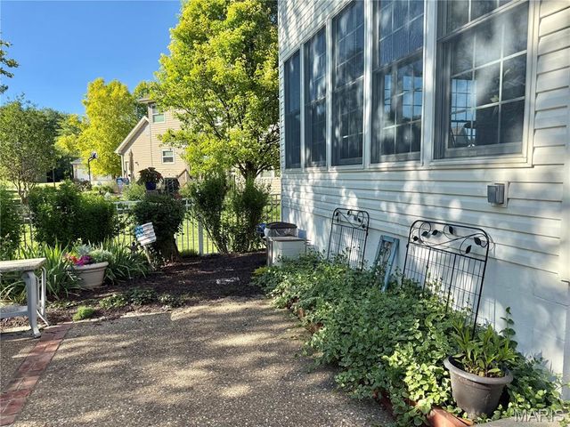 225 E Governor Place, St Charles, MO 63301