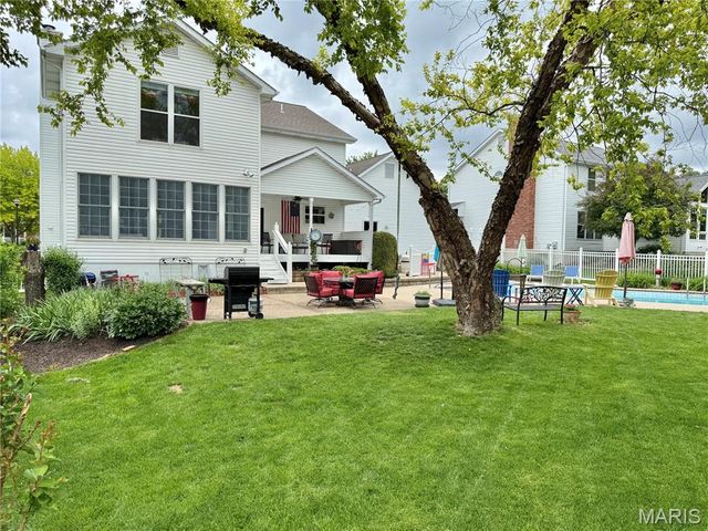 225 E Governor Place, St Charles, MO 63301