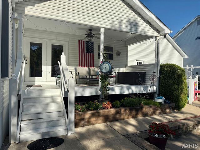 225 E Governor Place, St Charles, MO 63301