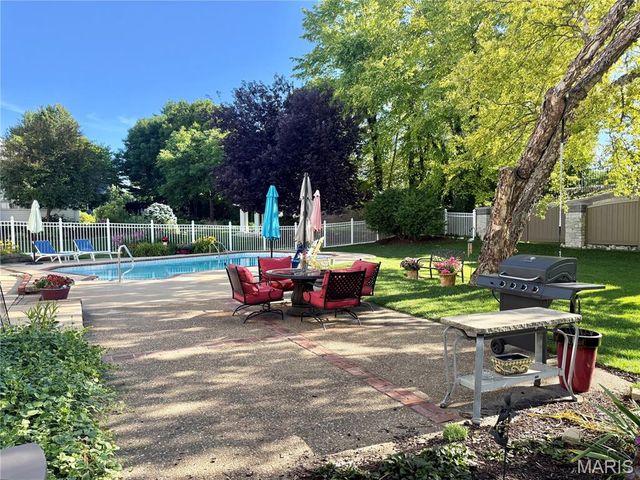 225 E Governor Place, St Charles, MO 63301