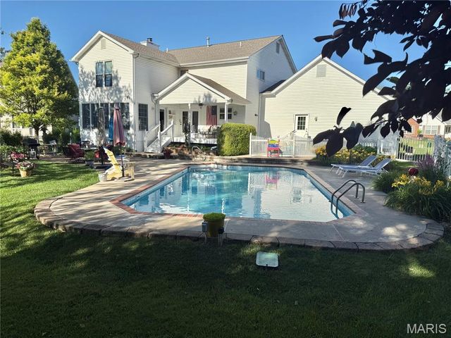 225 E Governor Place, St Charles, MO 63301