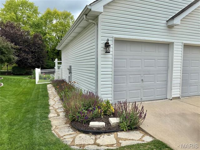 225 E Governor Place, St Charles, MO 63301