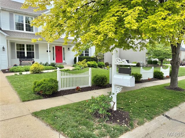 225 E Governor Place, St Charles, MO 63301