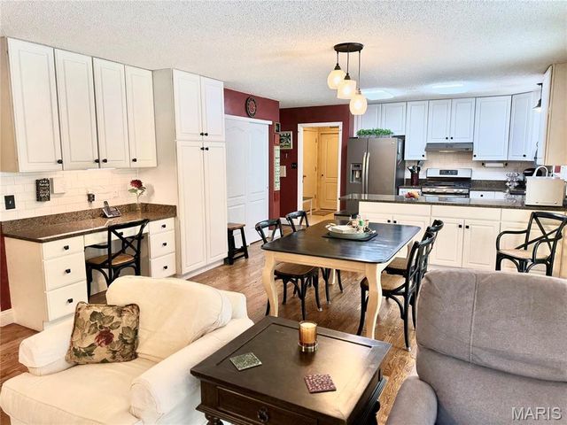 225 E Governor Place, St Charles, MO 63301
