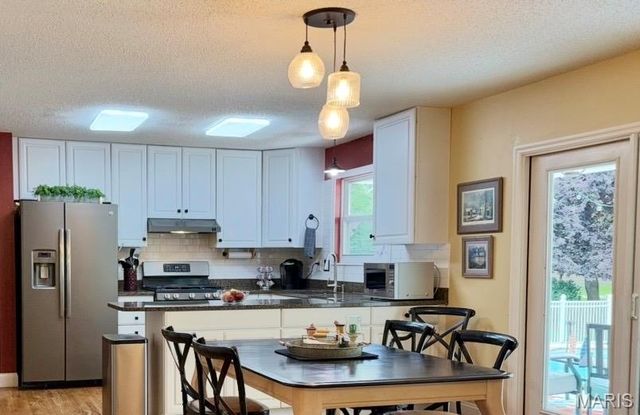 225 E Governor Place, St Charles, MO 63301