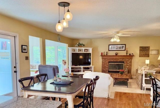225 E Governor Place, St Charles, MO 63301