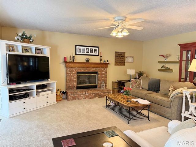 225 E Governor Place, St Charles, MO 63301