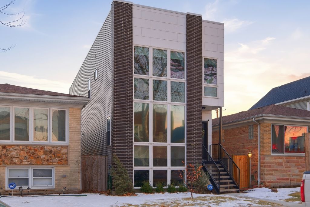 Image 1 of property listing at 5539 W Drummond Place, Chicago, IL 60639