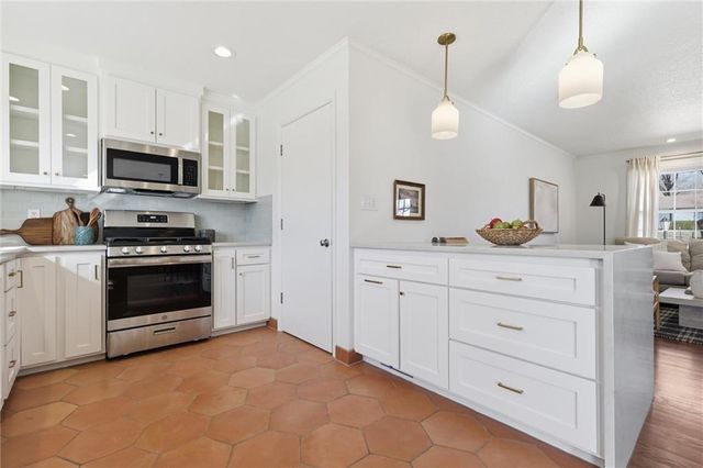 2309 W 104th Street, Leawood, KS 66206