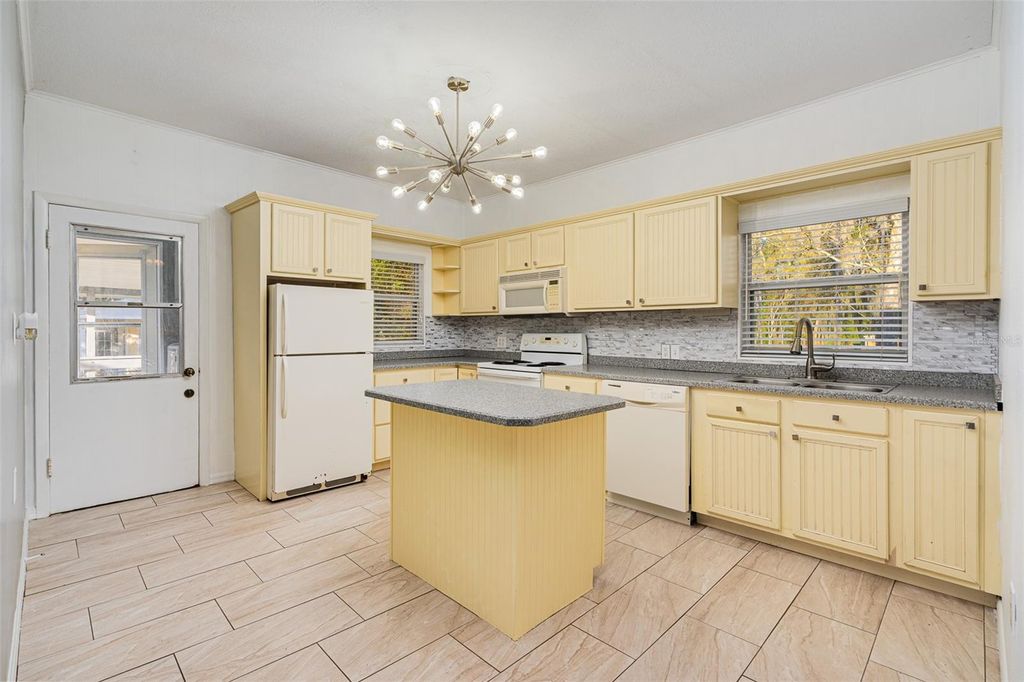 Image 8 of property listing at 130 W PENNSYLVANIA, Lake Helen, FL 32744